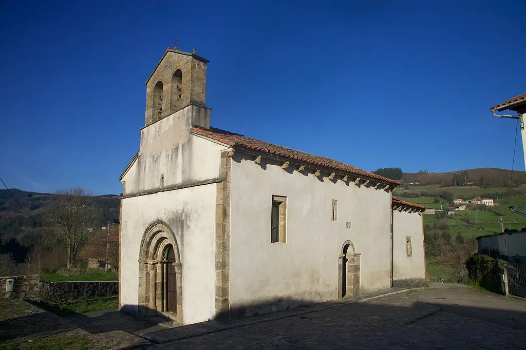 Iglesia de Santa María de Celón de origen románico.
