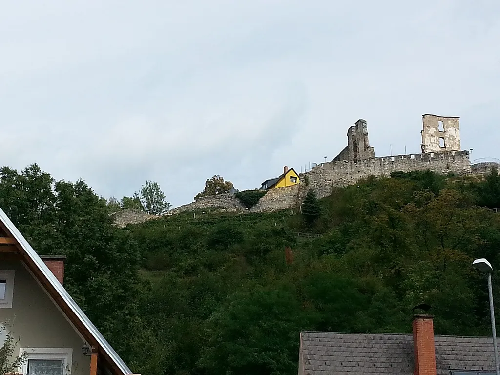 Burgruine Obervoitsberg und ein Teil der ehemaligen Stadtmauer von Voitsberg
