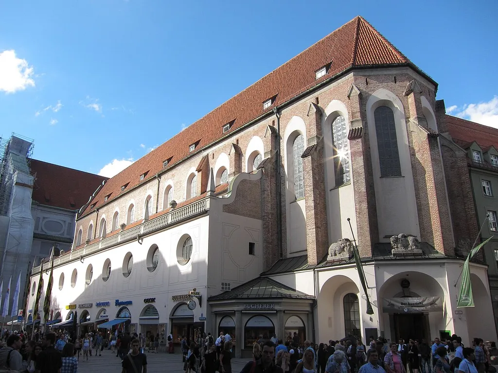 Neuhauser Straße 2; Ehem. Augustinerkirche St. Johannes der Täufer und Johannes der Evangelist, gotische Basilika (Ende 13.-15. Jh.), 1619/20 von Veit Schmidt frühbarock umgestaltet, 1803 profaniert (sog. Augustinerstock), 1914/15 von Theodor Fischer verändert und umgebaut; enthält das Deutsche Jagd- und Fischereimuseum, Läden und Amtsräume des Polizeipräsidiums (siehe Ettstraße 2/4, ehem. Augustinerkloster).