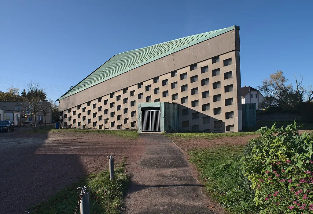 Blick zu der Kirche St. Antonius in Saarbrücken-Klarenthal, direkt an der Grenze zu Völklingen-Fenne.
