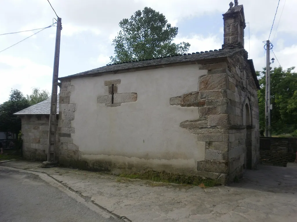Sencilla construcción románica situada en el trazado del Camino de Santiago. Tiene planta de nave única y ábside rectangular.