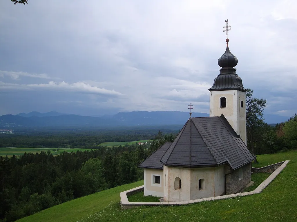 Cerkev sv. Miklavža nad Mačami, Slovenija.