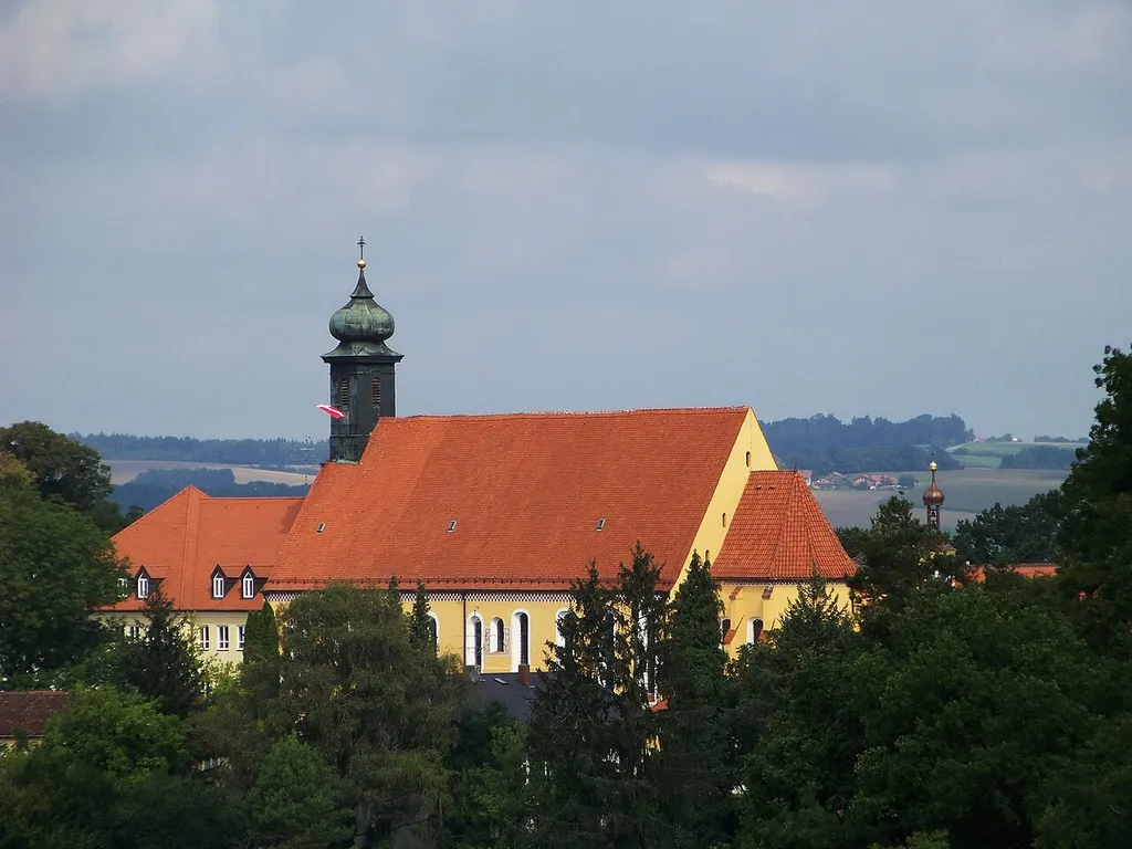 Niederviehbach, Kirchenweg 6; Kirchenweg 8; Klosterstraße 12. Ehem. Augustinerinnen-Kloster, jetzt Dominikanerinnenkloster St. Maria und Schule; ehem. Augustinerinnen-Klosterkirche, jetzt Pfarrkirche St. Maria, Saalbau mit DachreiterAusstattung.
