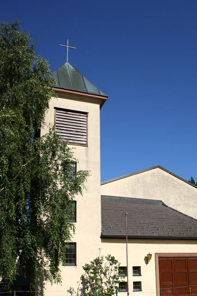 Kirchturm der evangelisch-lutherischen Erlöserkirche in Wien-Leopoldau.