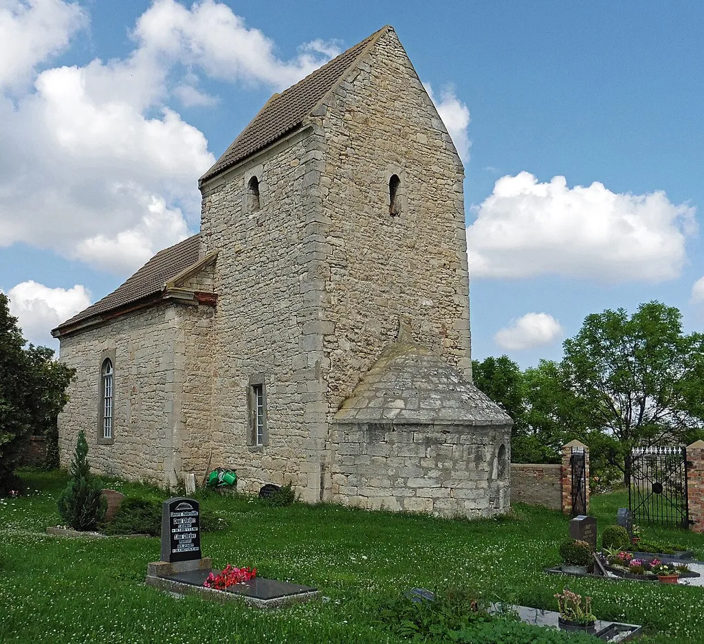 Kirche in Plößnitz bei Laucha an der Unstrut, Sachsen-Anhalt. Ansicht von Südosten.