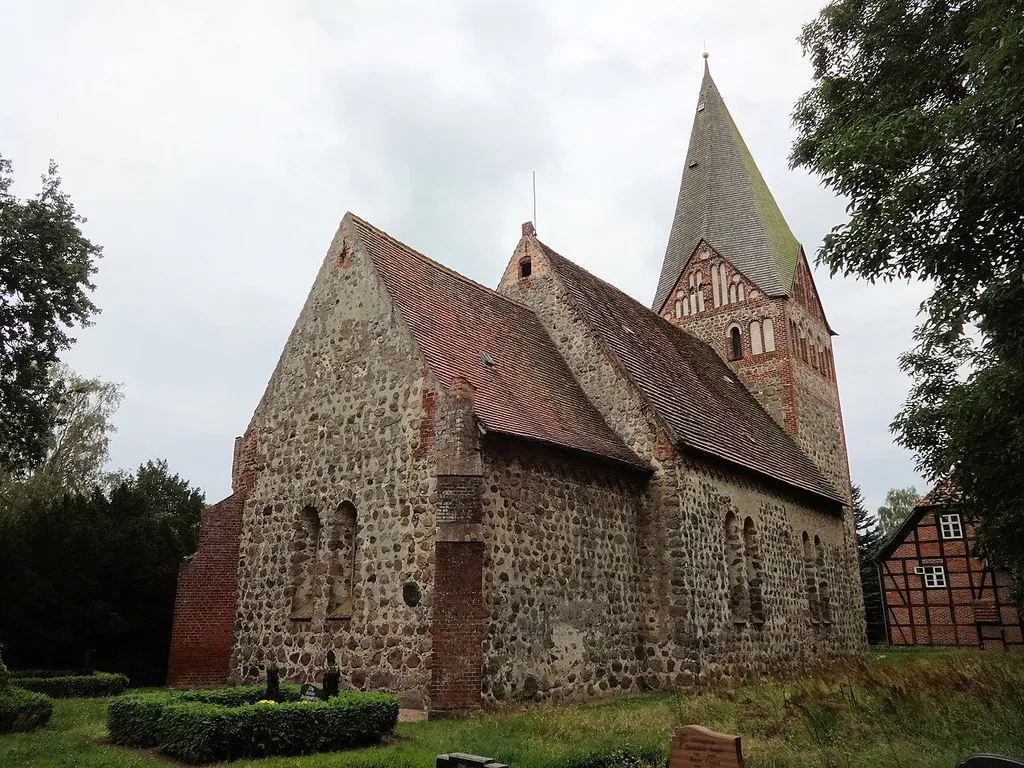Feldsteinkirche in Zarnekow (Dargun) aus der zweiten Hälfte des 13. Jahrhunderts errichtet. Ende des 19. Jahrhunderts erfolgte ein Umbau durch Theodor Prüfer, von dem auch der Kirchturm entworfen wurde.