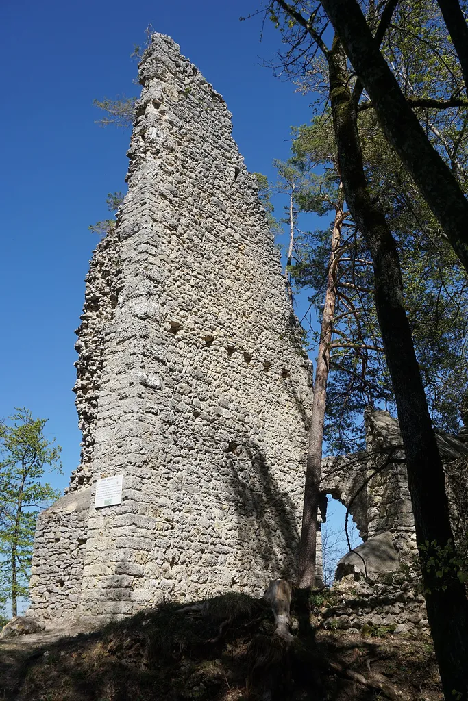 Burgturm mit Hinweistafel