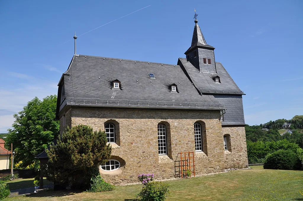 Die evangelische Kirche in Laubuseschbach (Ortsteil der Gemeinde Weilmünster) in Hessen.