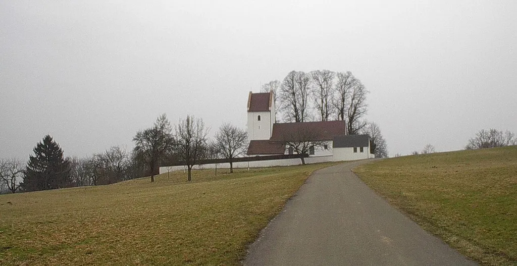 Die Heilig-Kreuz-Kirche von Joshofen auf einem Hügel.