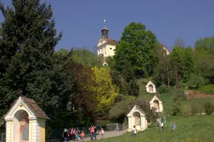 Kalvarienberg mit Kirche Gekreuzigter Heiland und Figur. hl. Veronika sowie Kap.