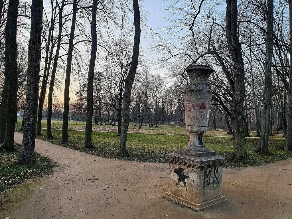 Stadtpark mit Vase Am Bahnhof -