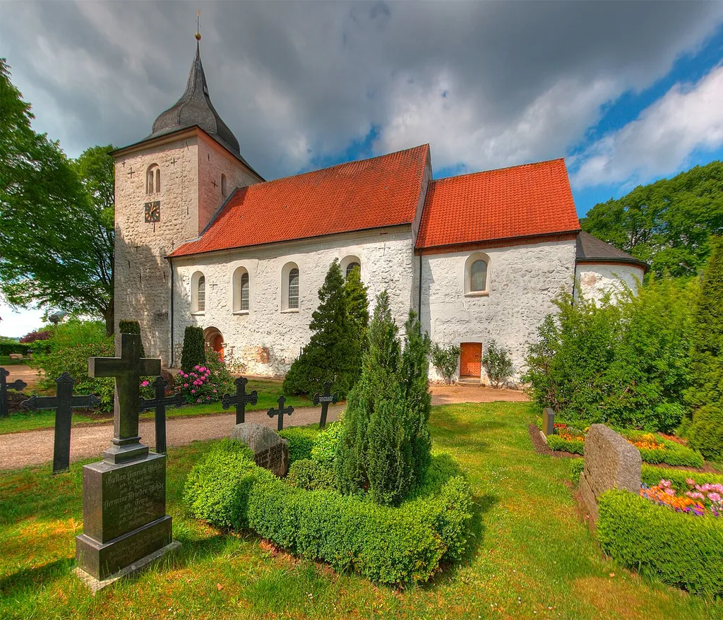 Petrikirche in Bosau im Nachmittagslicht