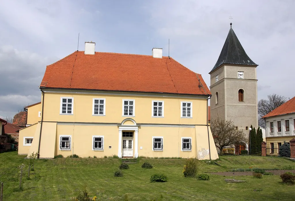Mohelno - fara a kostelní věž.