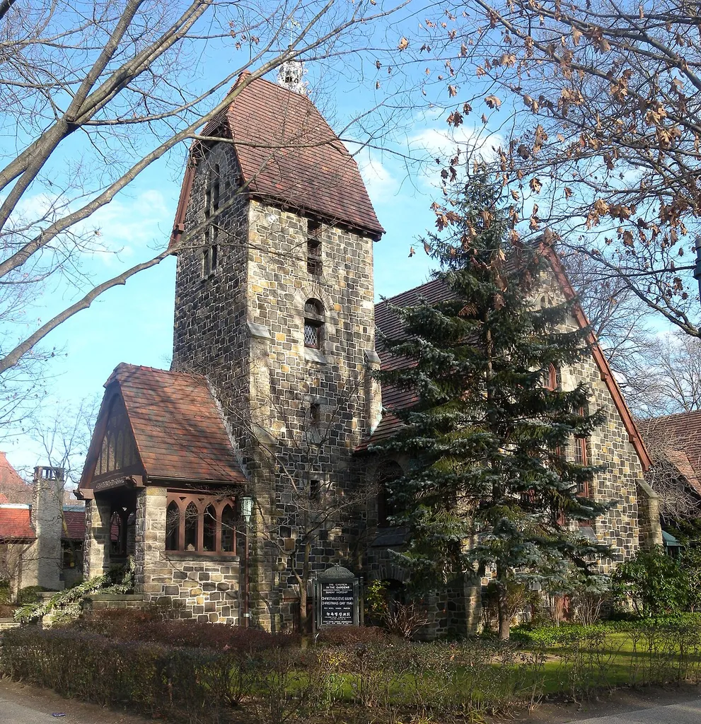 Looking northeast at Church in the Gardens on a sunny early afternoon. This is an image of a place or building that is listed on the National Register of Historic Places in the United States of America. Its reference number is 09001086 (Wikidata).