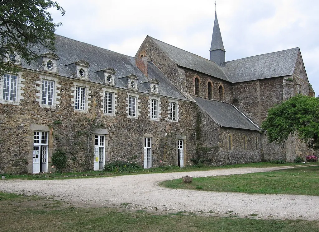 Bâtiment des hôtes et église de l'abbaye de Clermont (France)