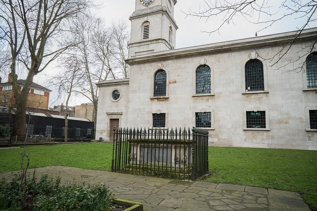 Caslon tomb in St Luke's churchyard