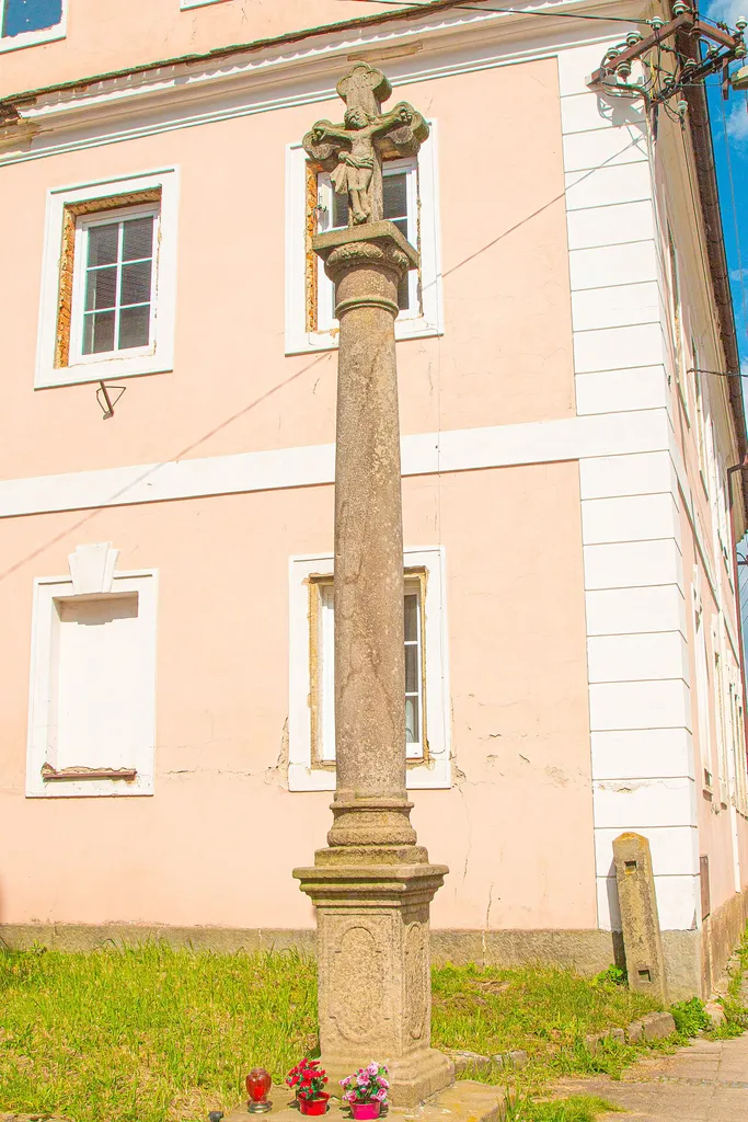Kříž u kostela v Teplicích nad Metují