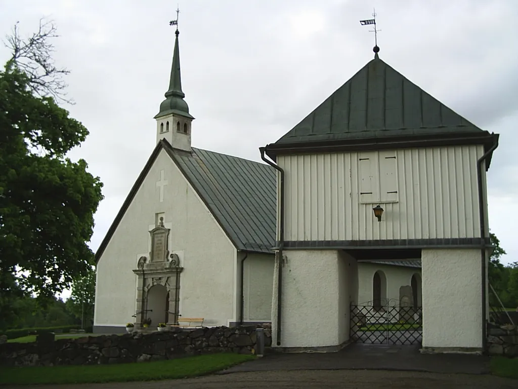 Kombinerad kyrkport och klocktorn i sv:Norra Björkes kyrka, sv:Åsaka-Björke församling. Fotograf: Tubaist