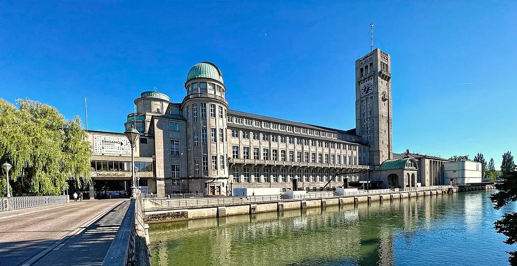 Deutsches Museum neu im August 2022 von der Boschbrücke aus gesehen