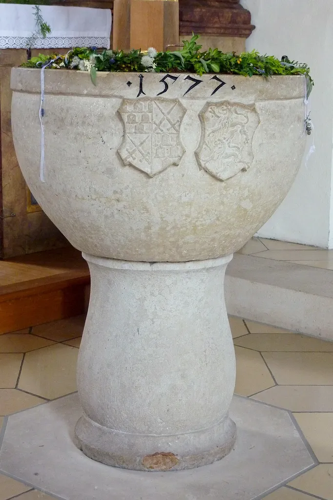 Katholische Pfarrkirche St. Martin in Wertingen im Landkreis Dillingen an der Donau (Bayern), Taufstein von 1577 mit Allianzwappen Pappenheim / ? (im Kurzinventar Landkreis Wertingen von 1973 steht nur: "an der Frontseite Pappenheimer Wappen", womöglich Wappen Wolfstein für die Mutter von Magnus IV. Pappenheim?