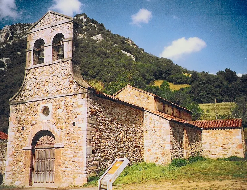 Tuñón - Església de Sant Adrià, pre-romànica, de l´època d´Alfons III. També es feia servir com a fortalesa.A la seva capella major, apareixen les primeres pintures mossàrabs en Espanya. Iglesia de Sato Adriano de Tuñón.Asturias´05