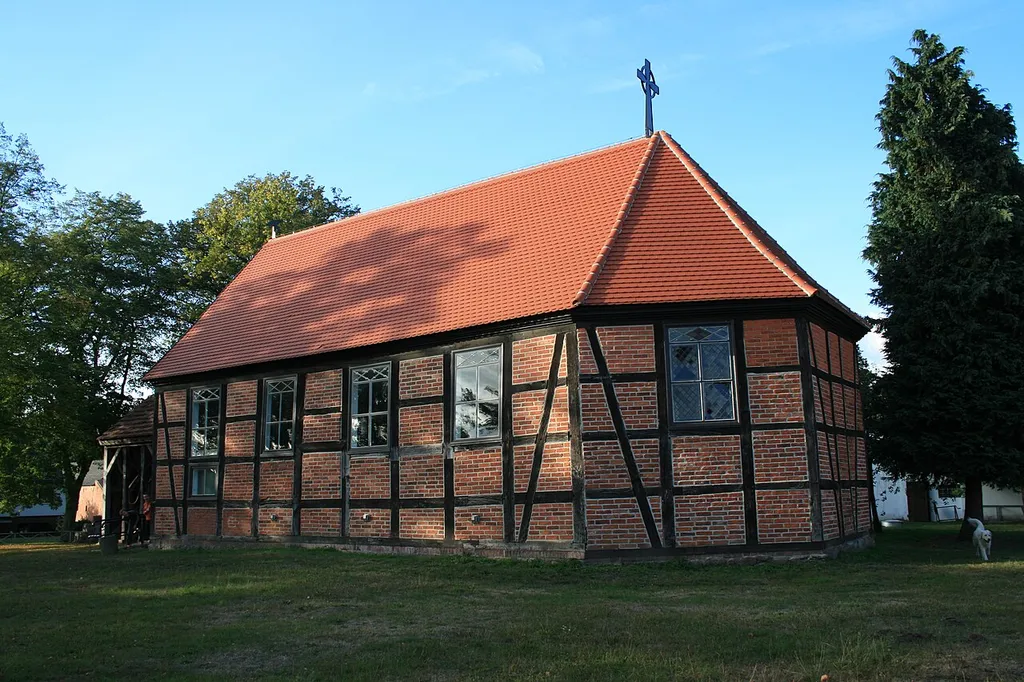 Die evangelische Kirche stammt aus der 18. Jahrhundert. Der Glockenstuhl ist freistehend. Die Kirche ist ein Fachwerkgebäude, ausgefacht mit roten Backsteinen.