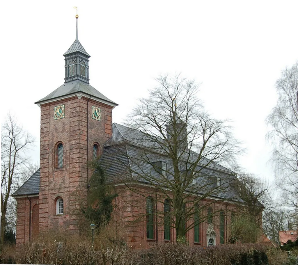 Die Klosterkirche in Uetersen Baujahr 1747/49 von der Promenade aus gesehen.