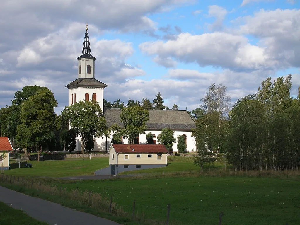 Månsarps kyrka i septembersol