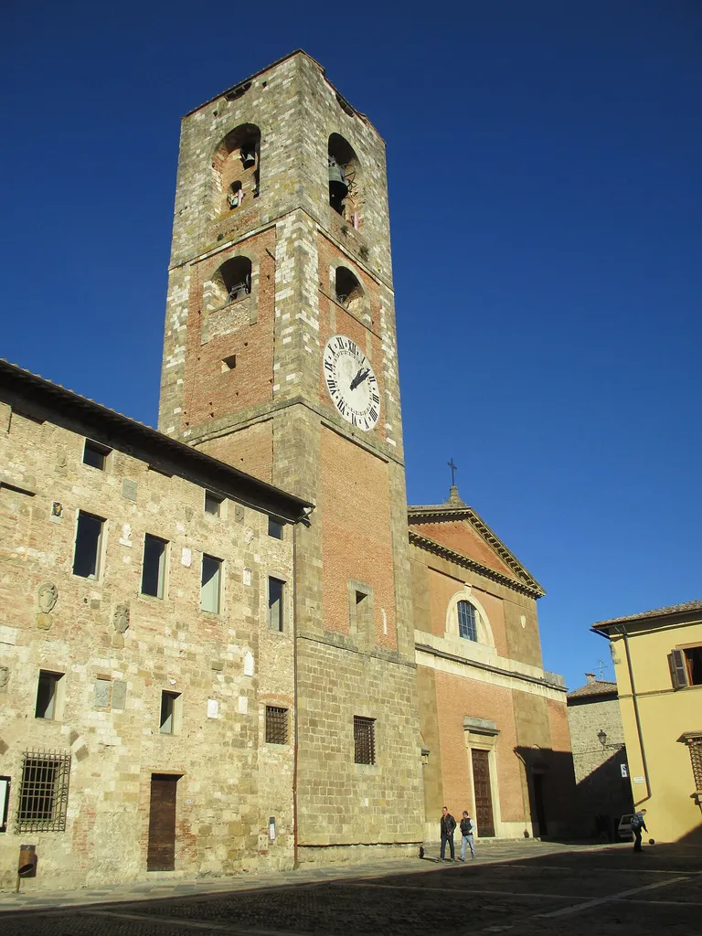 Colle Val d'Elsa: Duomo e torre campanaria.