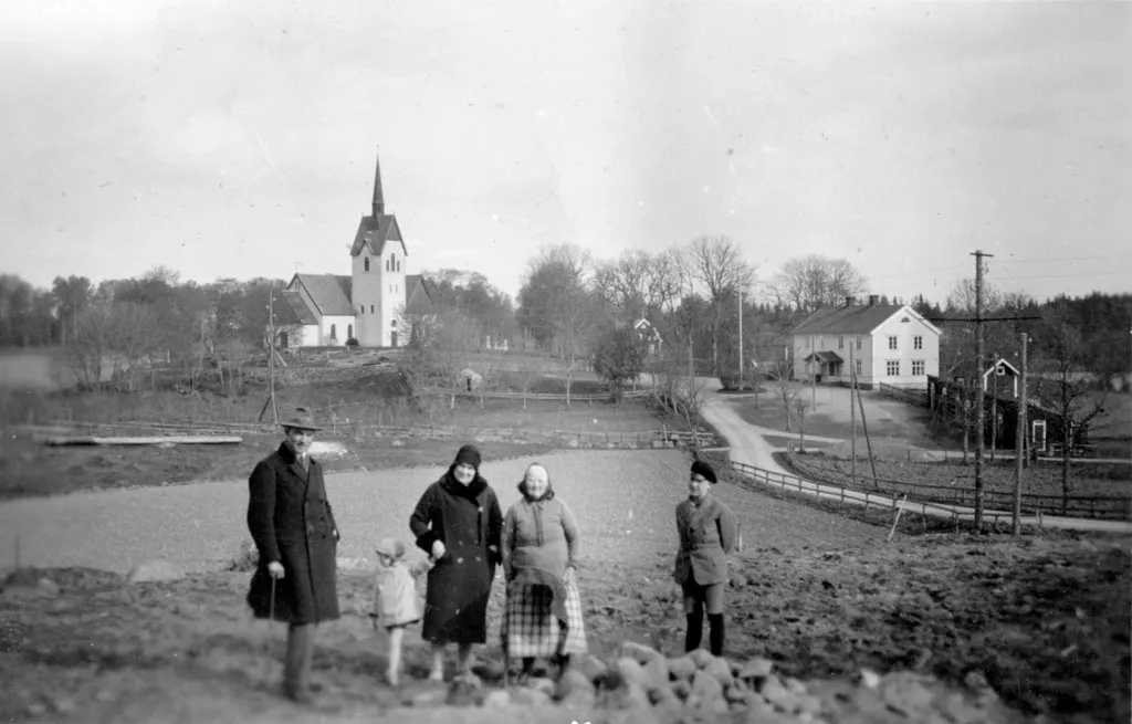 Notera Av dokumentationsskäl har originalbeskrivningen från Riksantikvarieämbetet behållits. Tillrättalägganden och alternativa beskrivningar bör införas separat från nedanstående information.Felaktigheter kan även anmälas till denna sida.Kyrkan mot sydväst, familj i förgrunden.