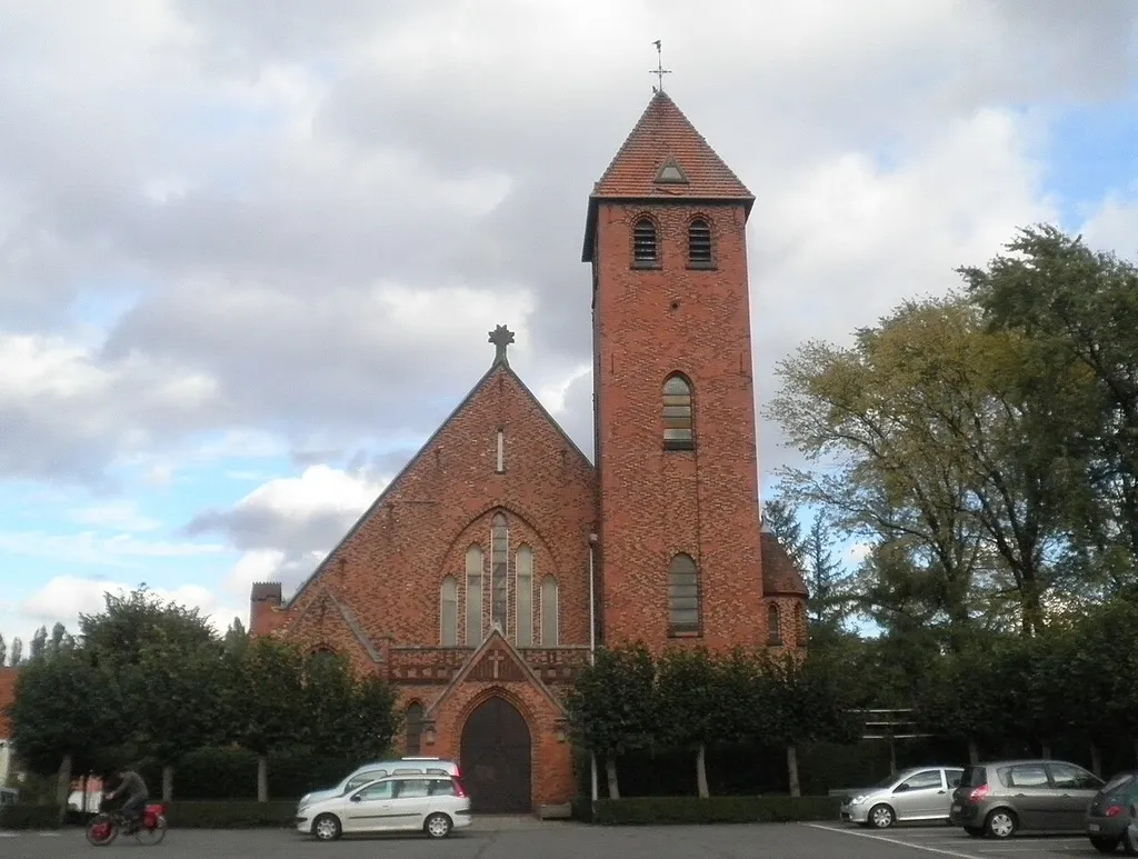 Uccle, église Saint-Joseph, parvis Chantecler.