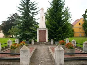 Sowjetisches Ehrenmal in gärtnerisch gestalteter Anlage mit Obelisk Kirchstraße (gegenüber Kirche)