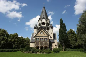 Evangelisch-Lutherische Lutherkirche (Chemnitz) und Kirchplatz mit Zufahrt, Luthereiche und Kriegerdenkmal für die Gefallenen des Erster Weltkrieg Zschopauer Straße 151