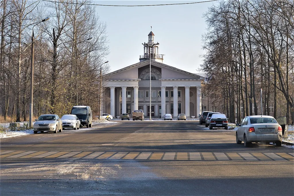 Здание Казанского аэровокзала. Вид со стороны улицы Патриса Лумумбы This is a photo of a cultural heritage object in Russia, number: 1631149000 (category) This template and pages using it are maintained by the Russian WLM team. Please read the guidelines before making any changes that can affect the monuments database!
