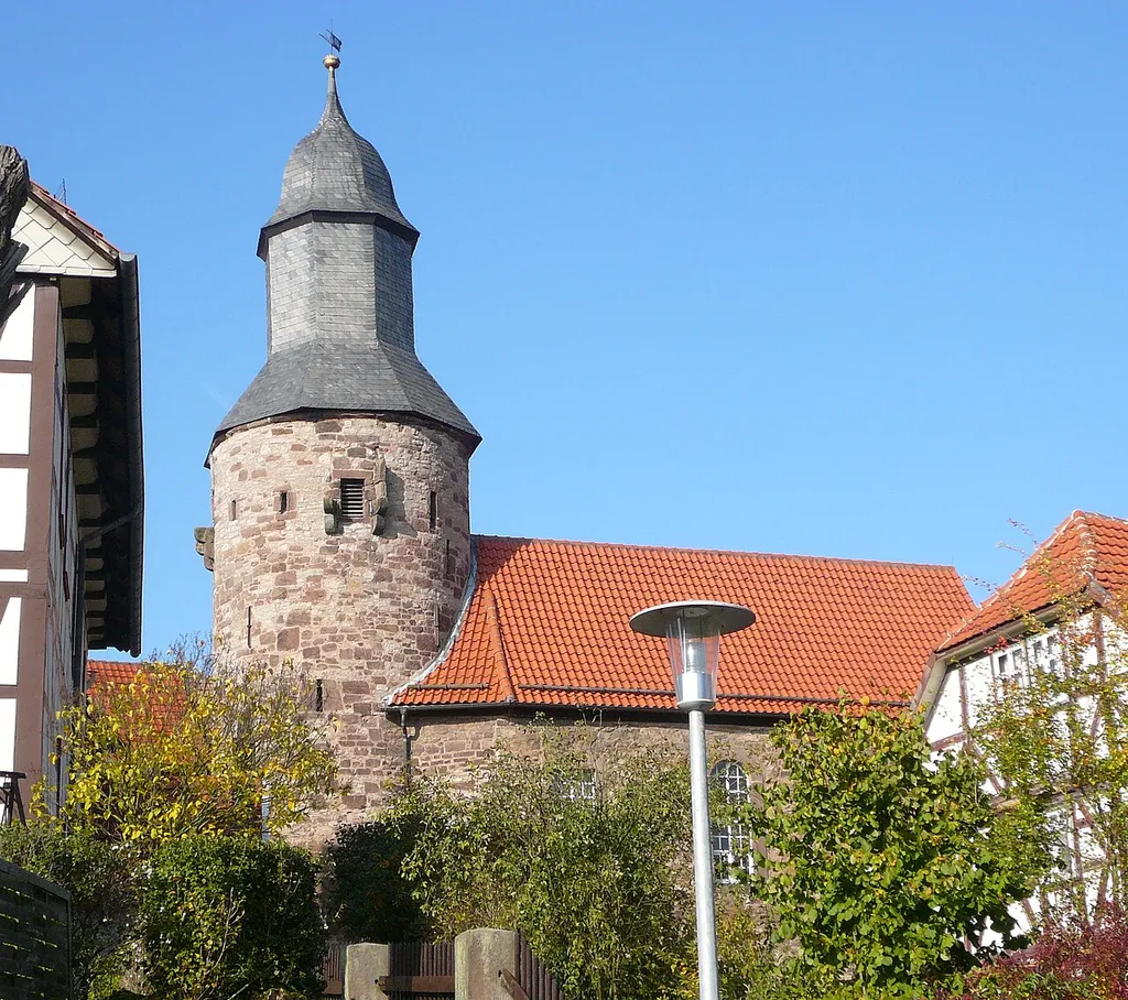 Dorfkirche in Reckershausen, Gemeinde Friedland, Landkreis Göttingen, Niedersachsen. Mittelalterlicher Wehrturm, Kirchenschiff im 18. Jh. angebaut, Umbauten 1821.