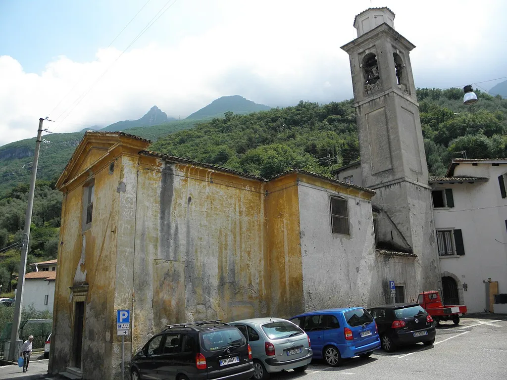 Cassone, frazione di Malcesine: l'Oratorio dei Santi Benigno e Caro, esterno.
