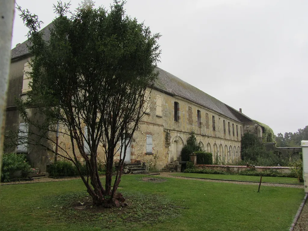 La maison conventuelle de l'abbaye des Echarlis de lordre de Citeaux fondée en1108 à Villefranche-Saint-Phal (Yonne)