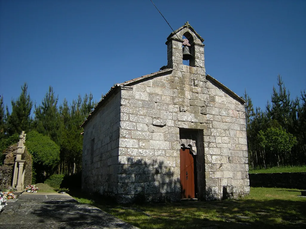 Igrexa de San Martiño de Fente, Monterroso Iglesia románica construida en el siglo XII, que ha sido reformada en siglos posteriores.
