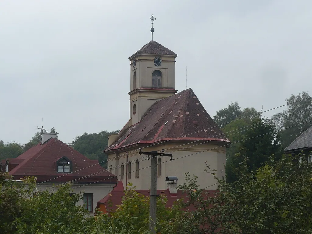 Orličky-kostel sv. Jana Nepomuckého z křižovatky
