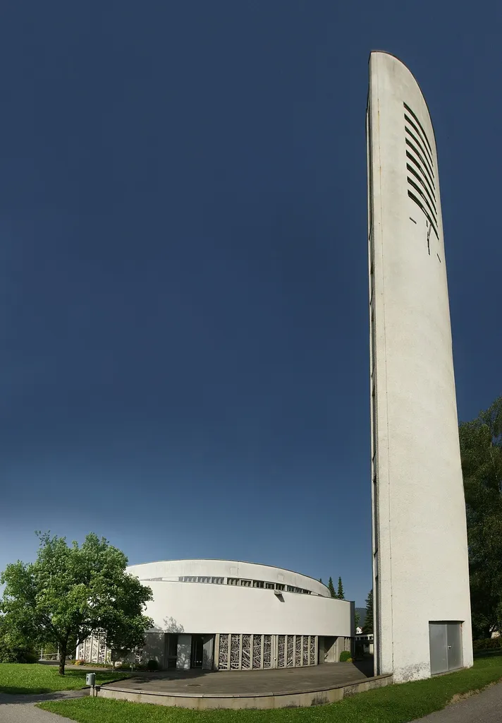 Pfarrkirche hl. Bruder Klaus in Schoren, Dornbirn. Erbaut nach Pänen von Herbert Kotz in den Jahren 1962/63.
