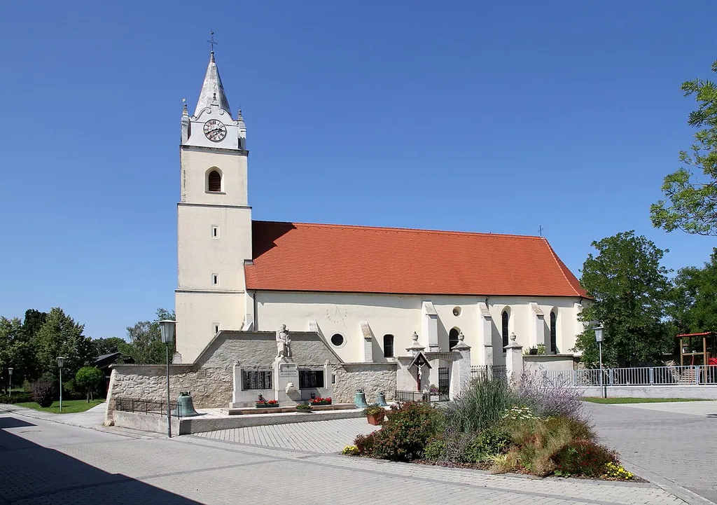 Die kath. Pfarrkirche Mariae Himmelfahrt in der burgenländischen Marktgemeinde Oslip.