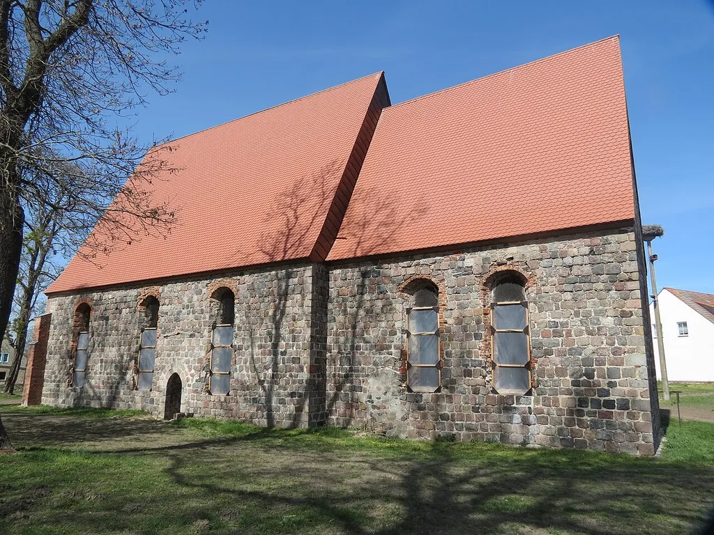Kirchenruine Dolgelin mit Dach (2020) Südseite, Dolgelin, Gemeinde Lindendorf, Lkr. Märkisch-Oderland, Brandenburg