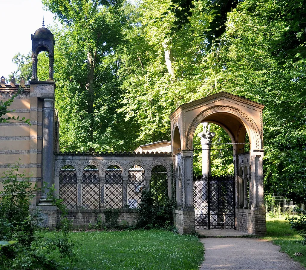 Der Klosterhof von Norden mit dem Parkzugang
