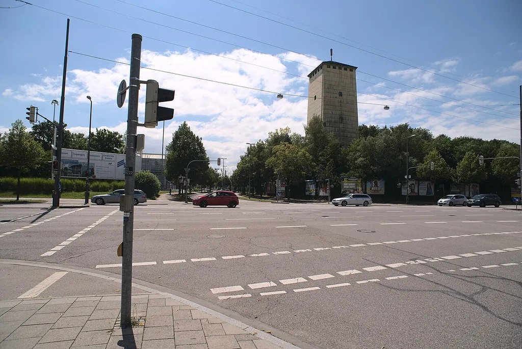 Blick über die Kieferngartenstraße zu dem Wasserturm des Ausbesserungswerks München-Freimann.