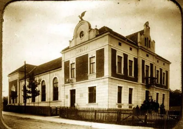 Dąbrowski Dom Kultury / Kino Sokół