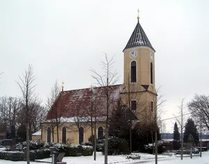 Kirche Röderau, Kirchhof mit Einfriedungsmauer, Kriegerdenkmal sowie drei Grabmale Sandbergstraße -