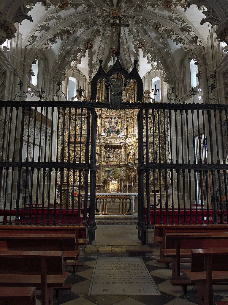 Primitiva capilla mayor de la catedral. Muy valorada por su interesante ejecución y decoración, sus dos alturas, rejas, falsa bóveda, sepulturas, retablo, esculturas, etc. Es atribuída al maestro mayor de la catedral, maestre Issanbart (o Hisambret, Ysamber, Ysambarte), activo en Palencia hacia 1424.