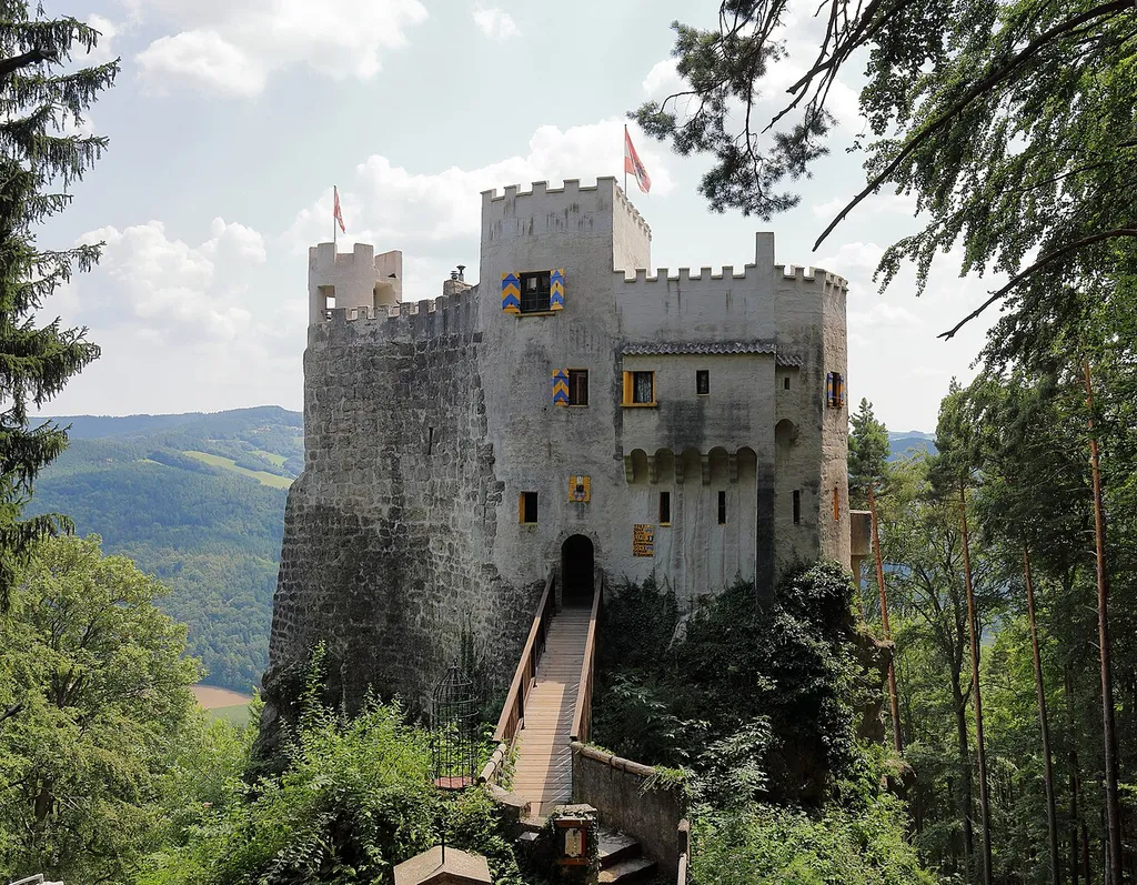 Nordwestansicht der Burg Grimmenstein in der niederösterreichischen Marktgemeinde Grimmenstein. Nach einem Verfall wurde sie in den 1960er Jahren teilweise in neoromantischen Stil wieder aufgebaut.