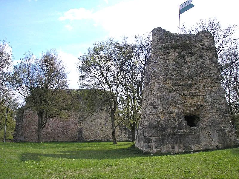 Burg Güssenburg (Heidenheim District, Baden-Wuerttemberg, Germany). Keep and Curtain Wall ruins.