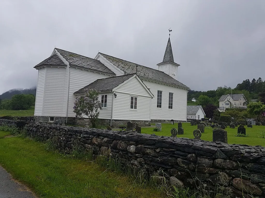 Ølve kirke. Foto: Roger Grimelid. Fra Riksantikvarens Kulturminnesøk.